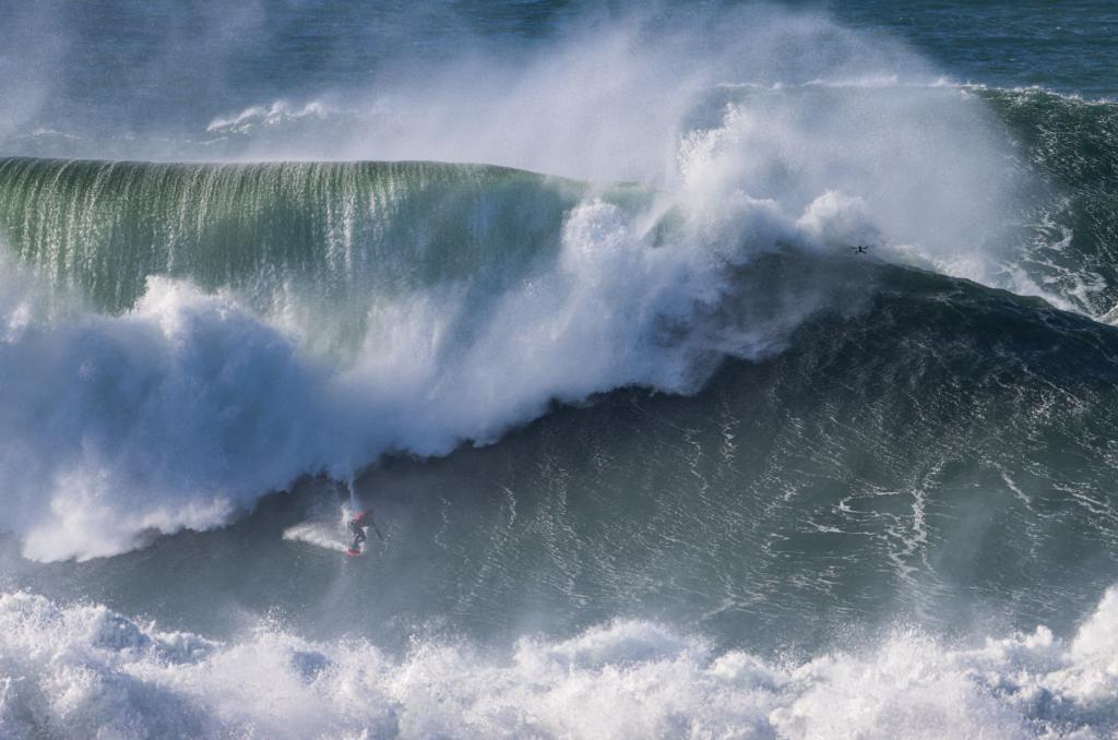 Mau Otero hace historia en Nazaré y pone a México en las olas más grandes del mundo
